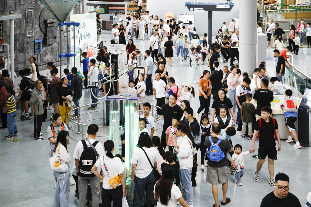 重庆科技馆常设展厅人潮涌动