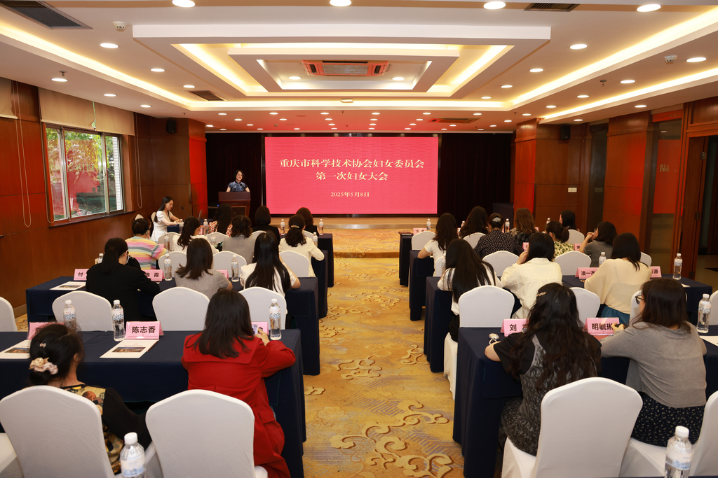 市科协党组成员、副主席戈帆讲话。